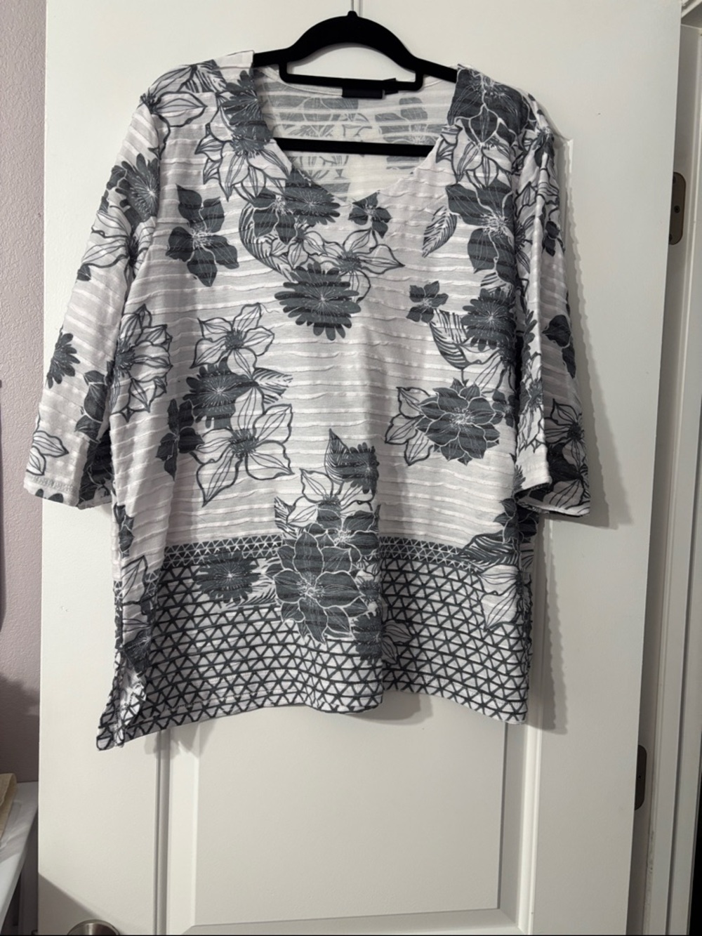 Onque Casuals Gray and White Floral V-Neck Tunic